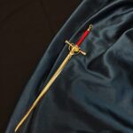 Bijoux cheveux dorés en forme d'épée Rouge