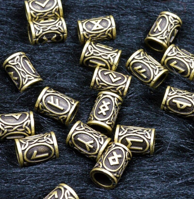 Bijoux cheveux vikings en anneaux métalliques avec un motif de lettres_1