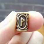 Bijoux cheveux vikings en anneaux métalliques avec un motif de lettres_18