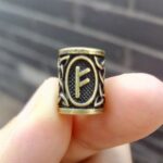 Bijoux cheveux vikings en anneaux métalliques avec un motif de lettres_29