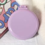 Petit peigne rond portable pour filles avec miroir amovible Violet