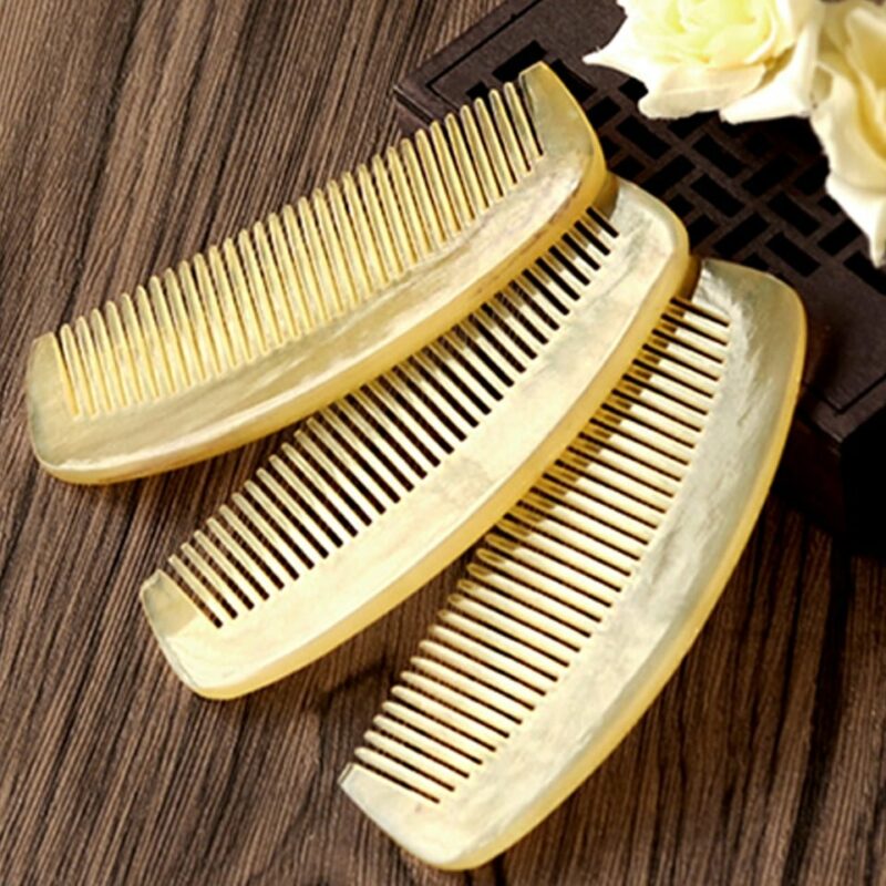 Peigne corne pour soins de cheveux quotidiens. Un peigne en corne véritable  est antistatique et est donc parfait pour coiffer.