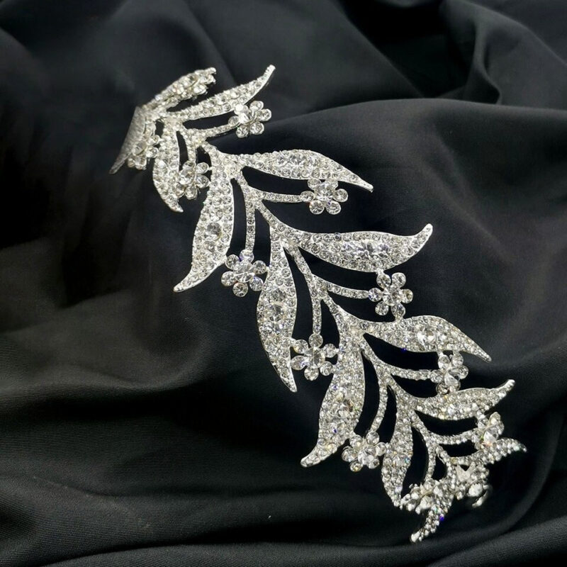 Bijoux pour cheveux de mariée chic  sous la forme de diadèmes en diamant Argenté
